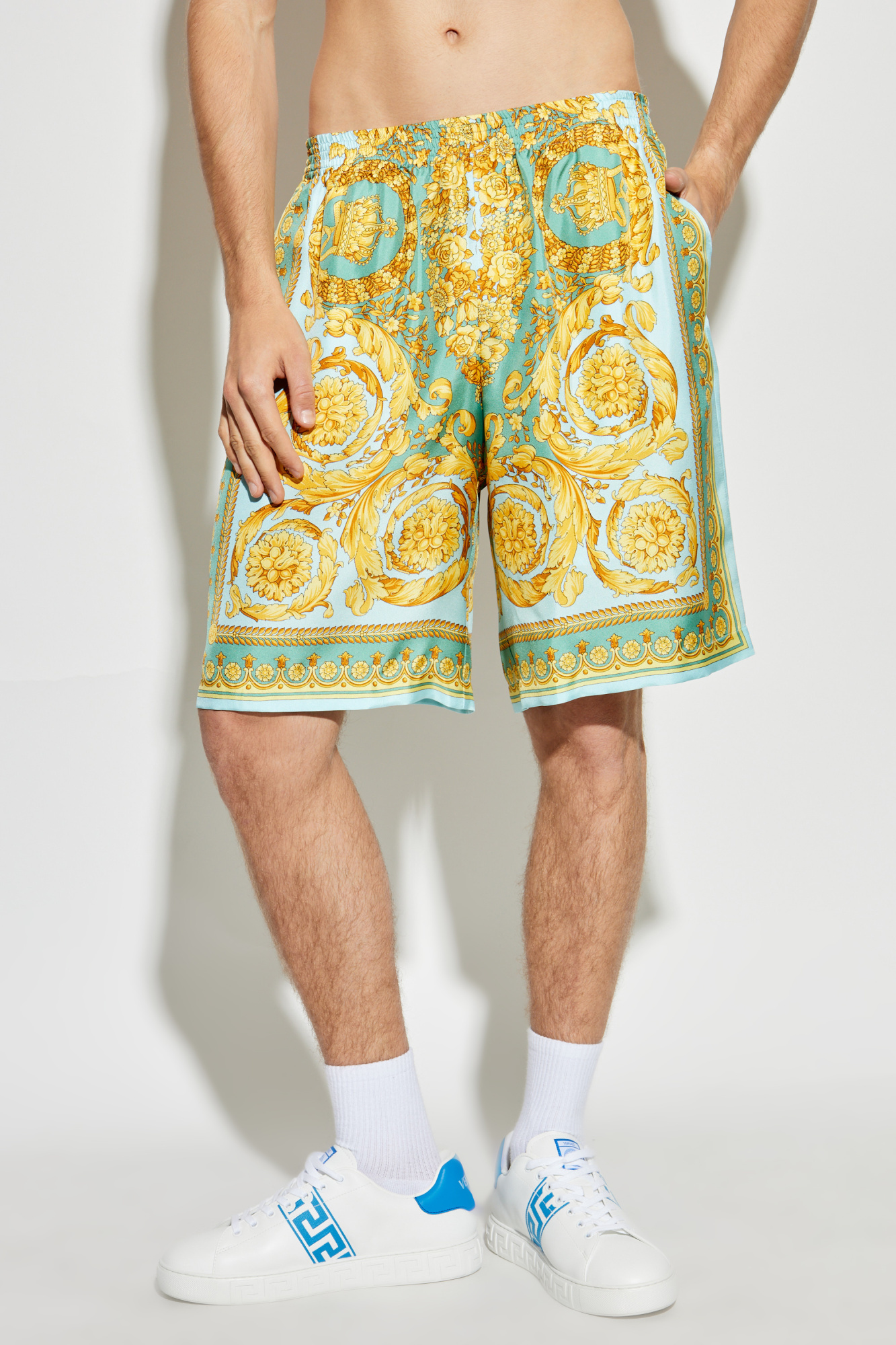 【送料&関税込】Versace Printed Silk Shorts VERSACE Versace Gallery Print Silk Twill Shorts Versace